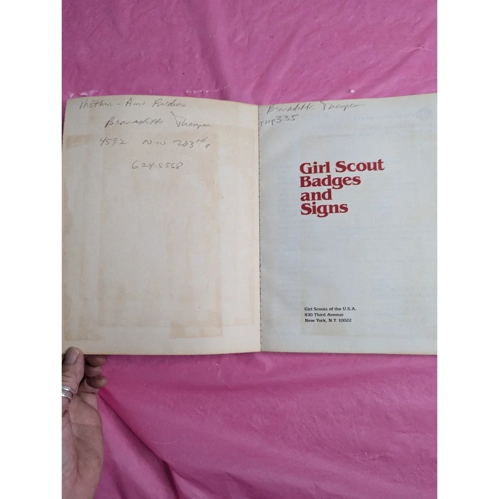 B1 Vintage 1980 Girl Scout Badges and‎ Signs paperback book USA